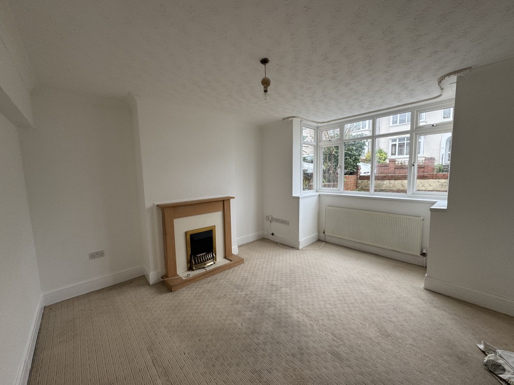 Lot: 179 - END-TERRACE HOUSE FOR OCCUPATION OR INVESTMENT - Living room